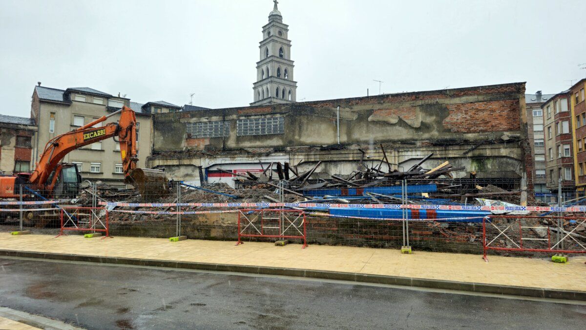 Derrumbe del antiguo garaje Garnelo en Ponferrada con maquinaria en el lugar