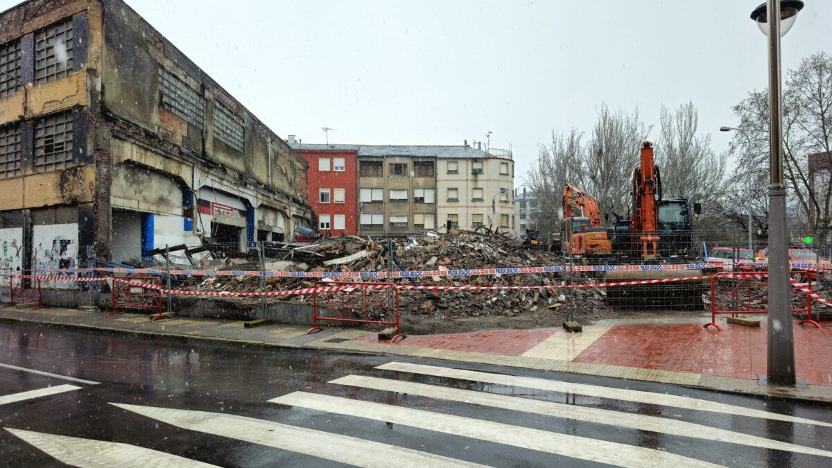 Derrumbe del antiguo garaje Garnelo en Ponferrada, con maquinaria en el lugar.