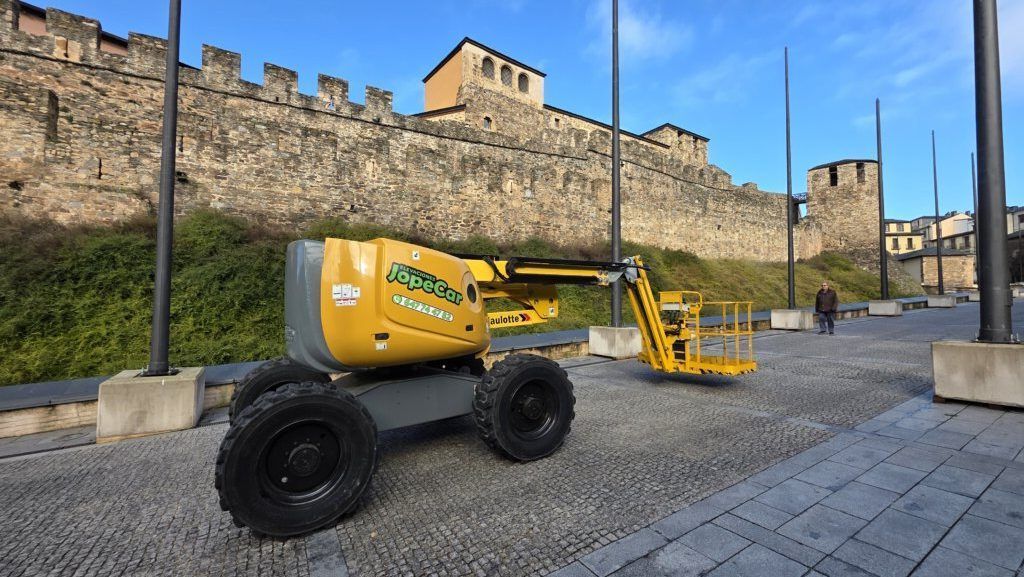 Maquinaria de elevación Jopecar en Ponferrada para desmontaje de iluminación navideña