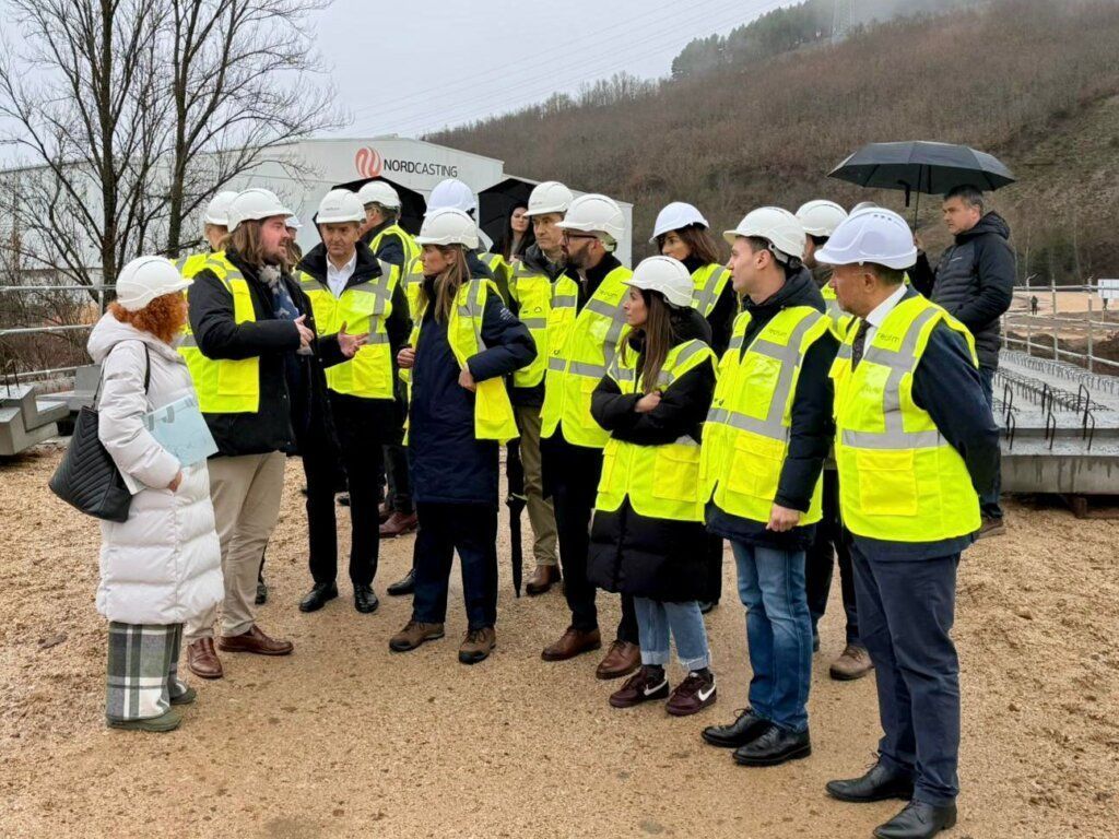 Grupo de personas con chalecos amarillos en visita al proyecto La Robla Green