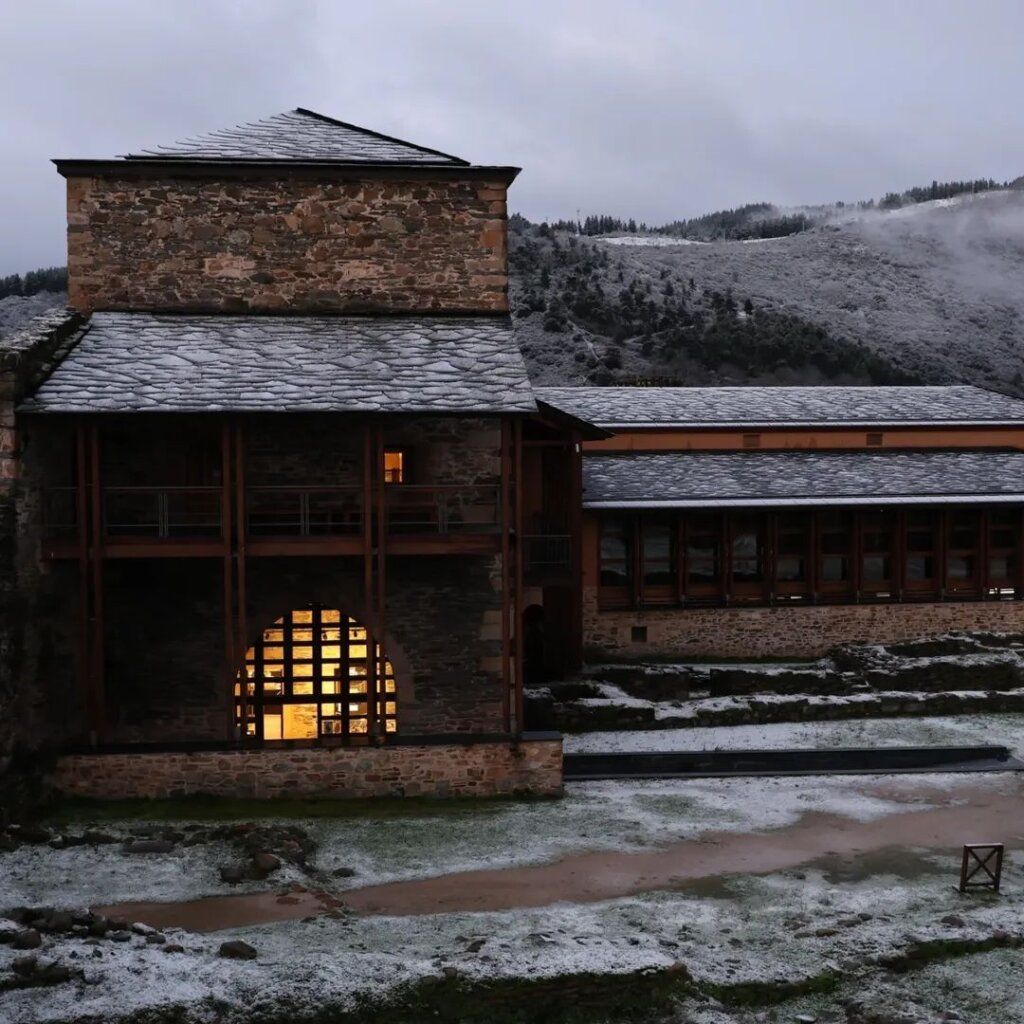 Vista de Ponferrada cubierta de nieve en un amanecer invernal