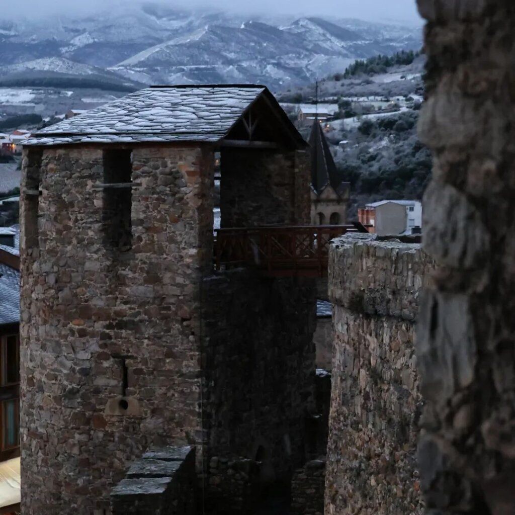 Vista de Ponferrada cubierta de nieve en un amanecer invernal