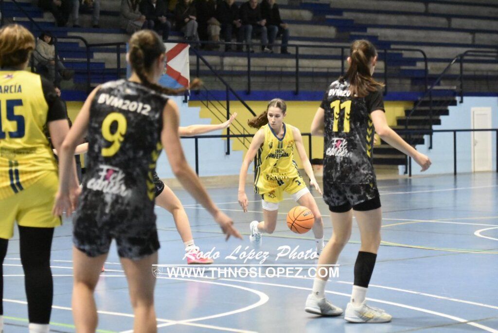 Jugadoras de baloncesto en acción durante un partido emocionante.