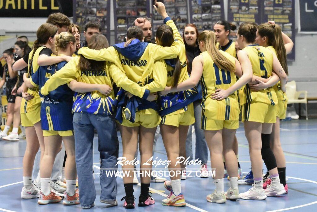 Jugadoras del Embutidos Pajariel celebrando una victoria en el baloncesto