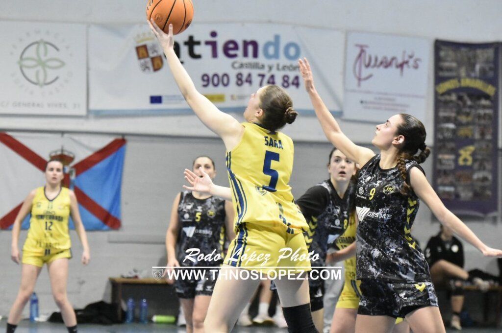 Jugadoras de baloncesto en un partido emocionante en Mieres