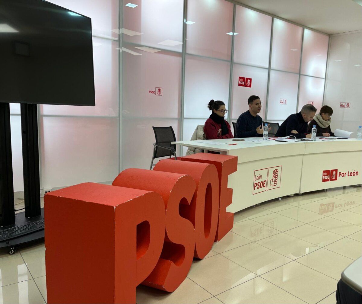 Reunión del Comité Electoral del PSOE de León con miembros discutiendo