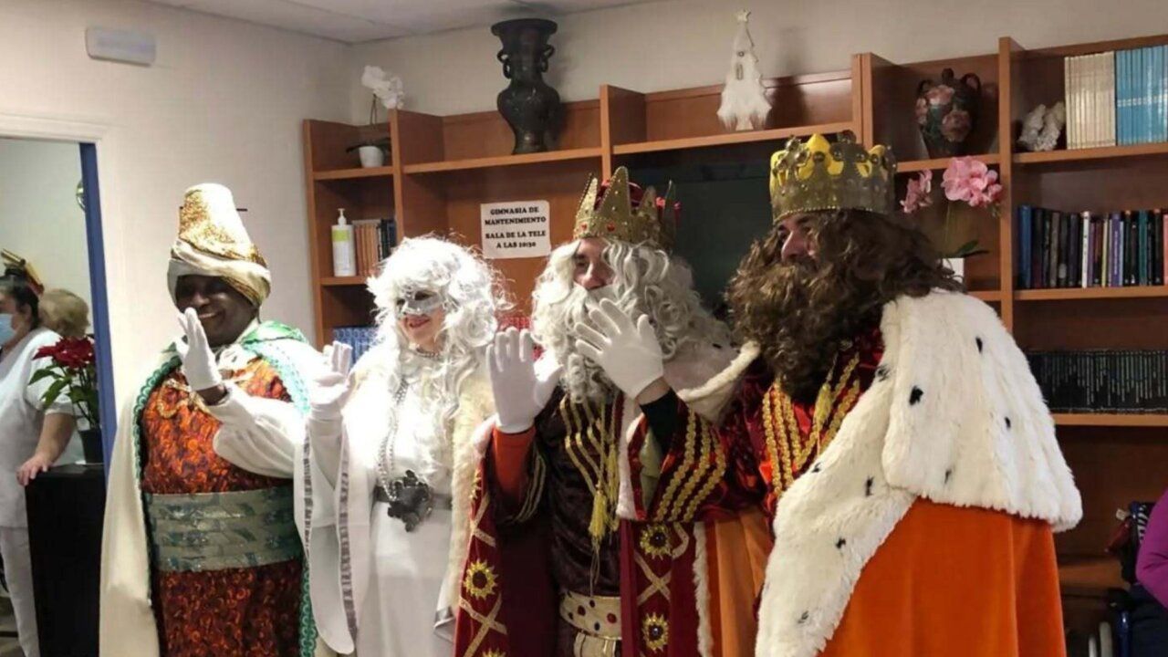 Los Reyes Magos llevan la magia de la Noche de Reyes a la Residencia El Santo de Bembibre