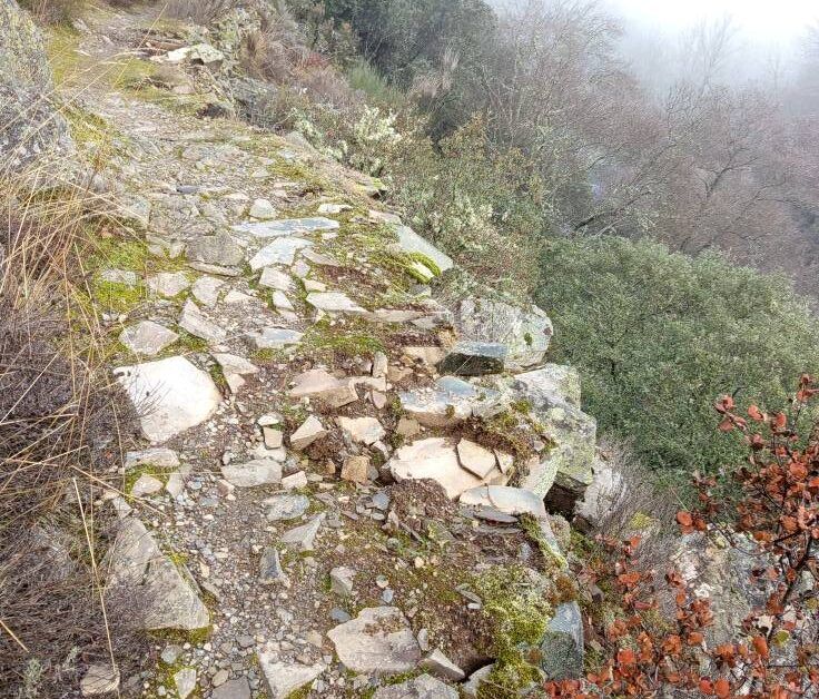 FOTOS | Vecinos denuncian el abandono de la Ruta de los Pozos en Villafranca del Bierzo