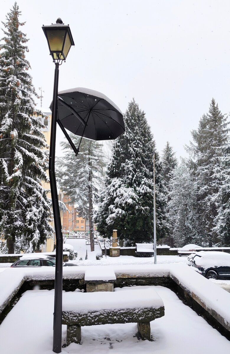 Vista invernal del Valle de Laciana con nieve y un paraguas