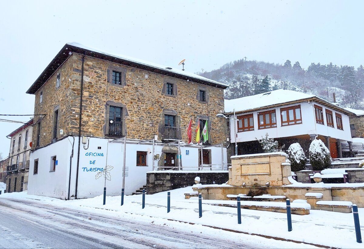 Oficina de turismo en Villablino cubierta de nieve en invierno