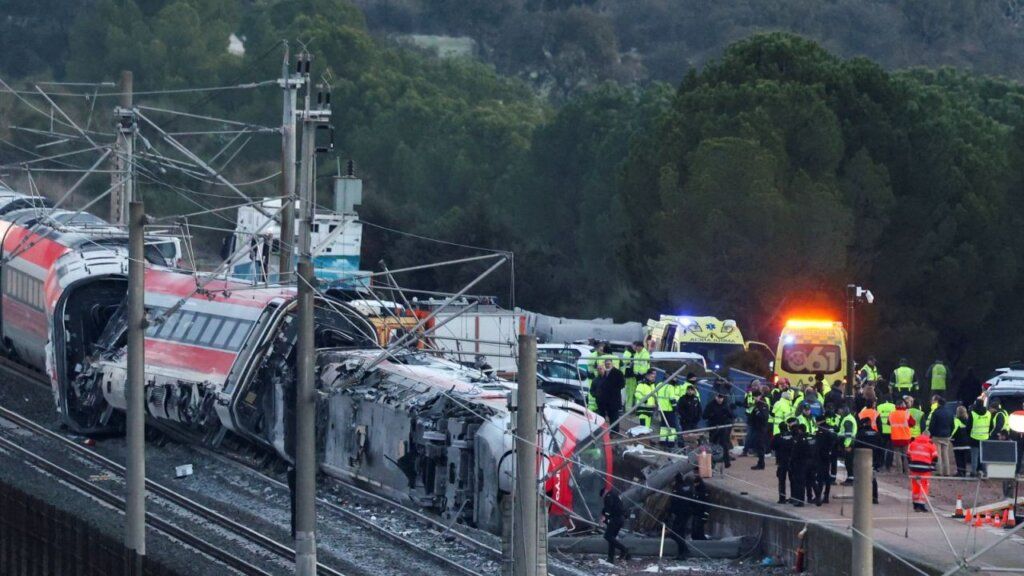 Accidente ferroviario en Adamuz con trenes descarrilados y equipos de emergencia