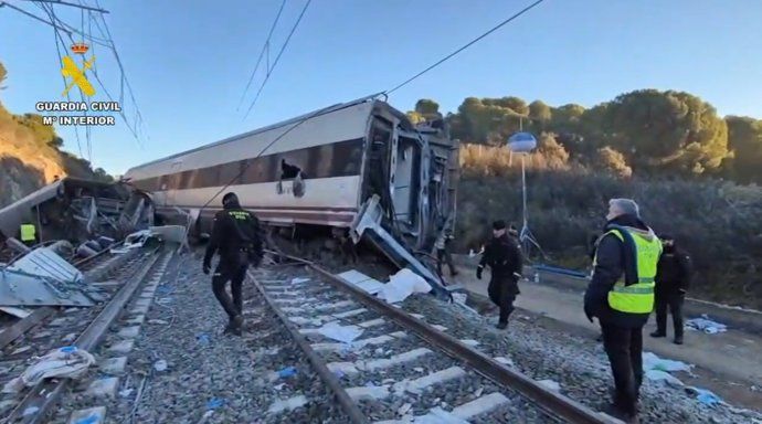 Accidente de tren en Adamuz con personal de emergencia en la escena.