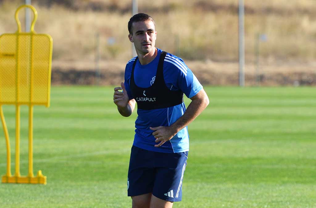 Eneko Aguilar entrenando con la SD Ponferradina en el campo