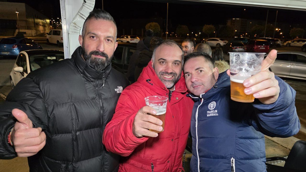Grupo de amigos celebrando con cervezas en la mano
