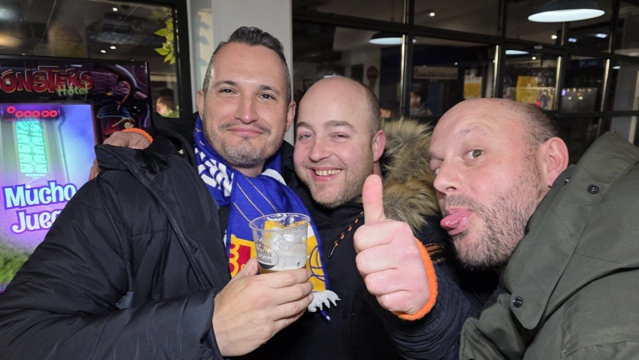 Tres amigos disfrutando de una noche en un bar con bebidas.
