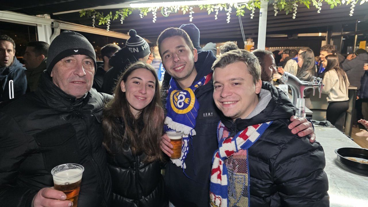 Grupo de amigos disfrutando en un evento con cervezas
