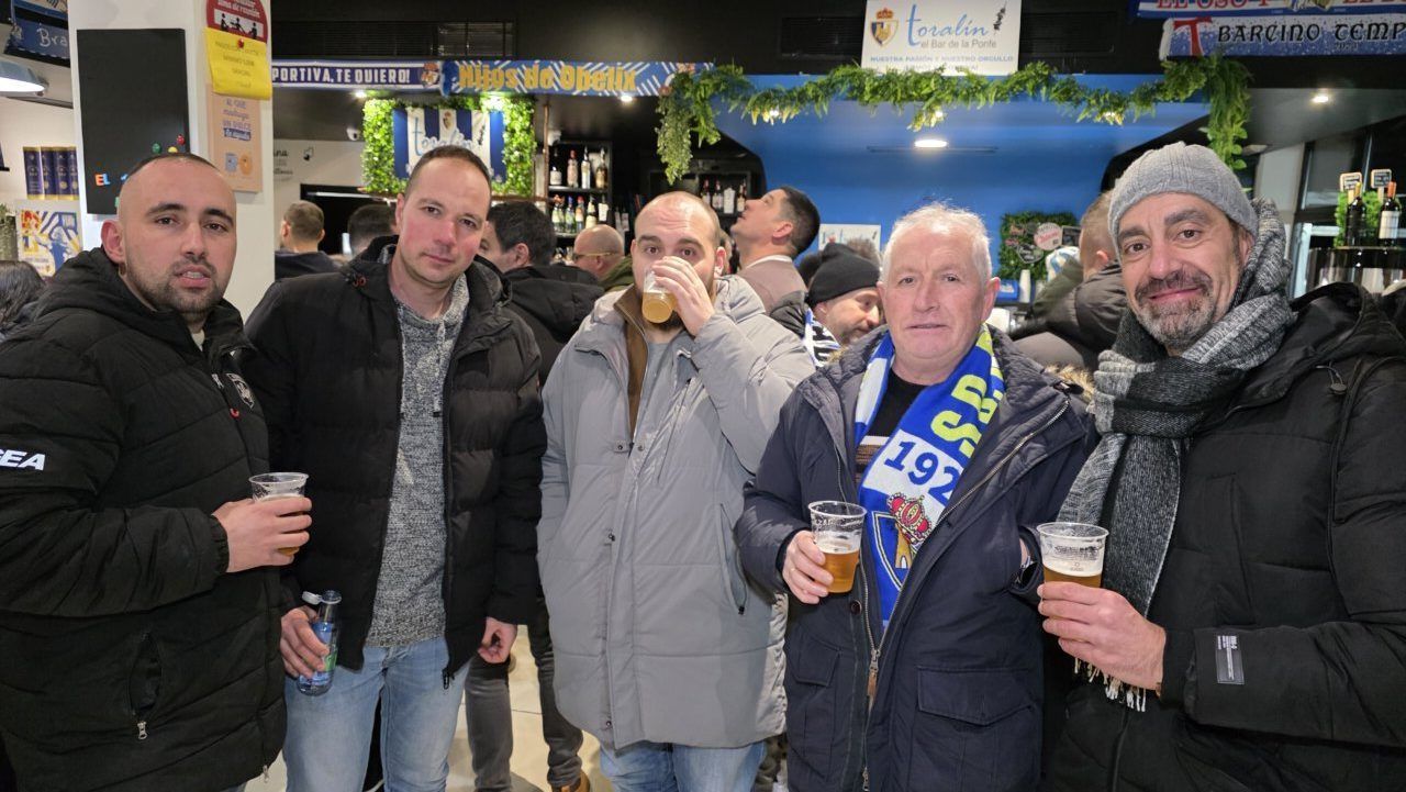Grupo de amigos disfrutando de cervezas en un bar