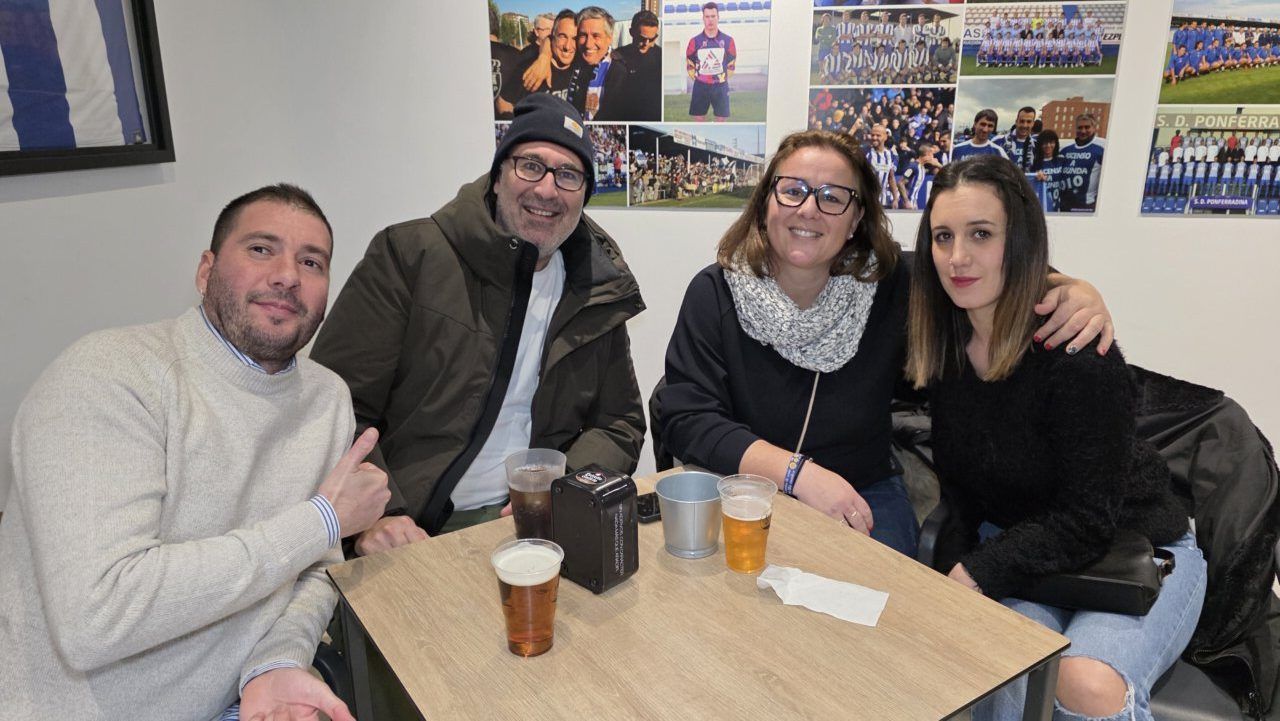 Grupo de amigos disfrutando en un bar con cervezas
