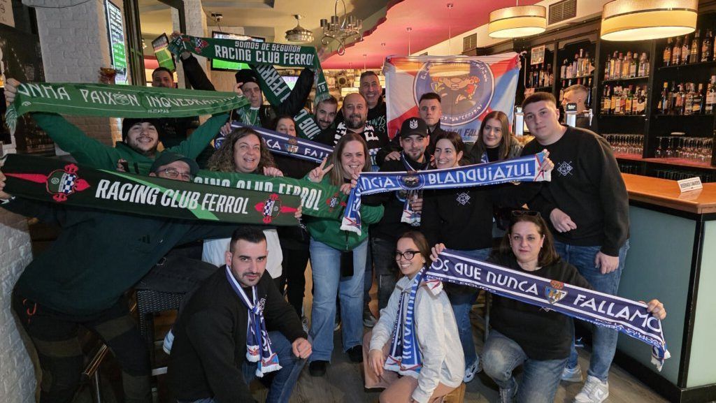 Aficionados del Racing de Ferrol animando en un bar antes del partido