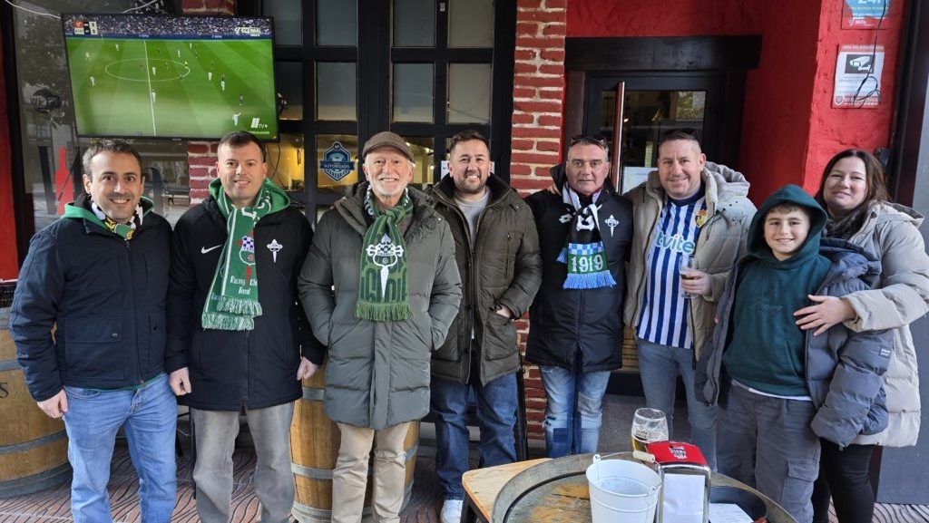 Aficionados del Racing de Ferrol animando en Ponferrada antes del partido.