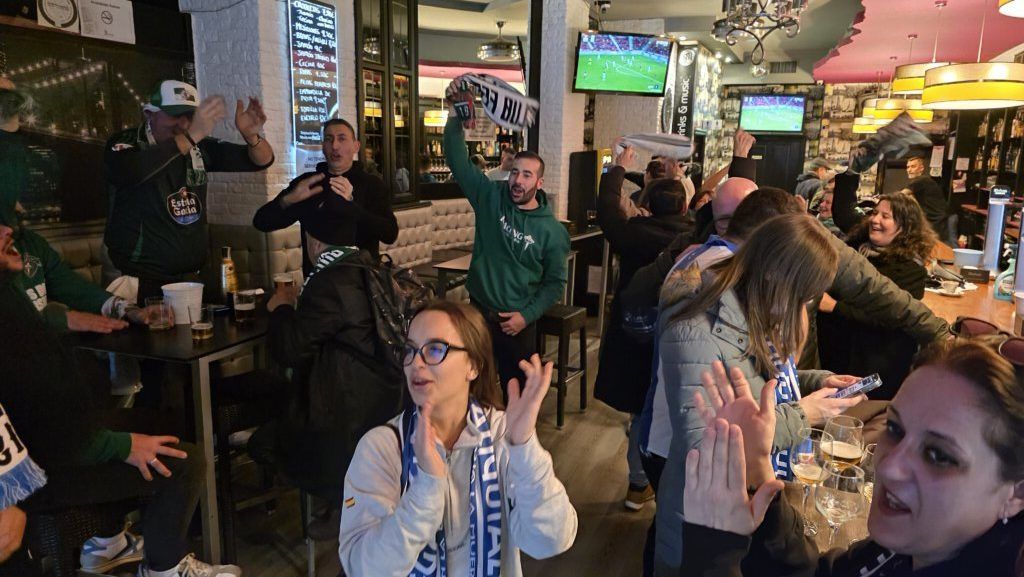 Aficionados del Racing de Ferrol animando en un bar antes del partido
