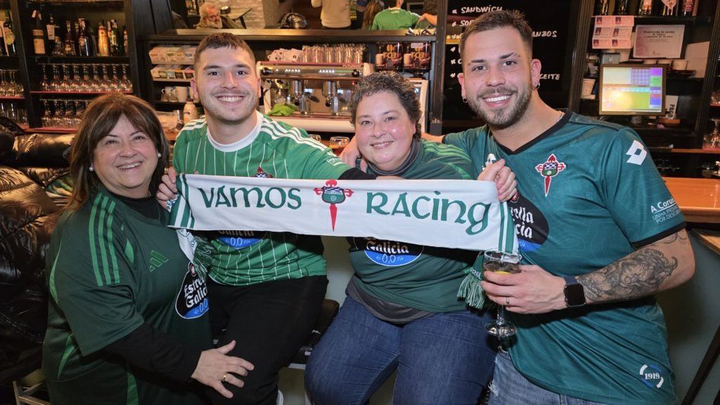 Aficionados del Racing de Ferrol celebrando en un bar antes del partido