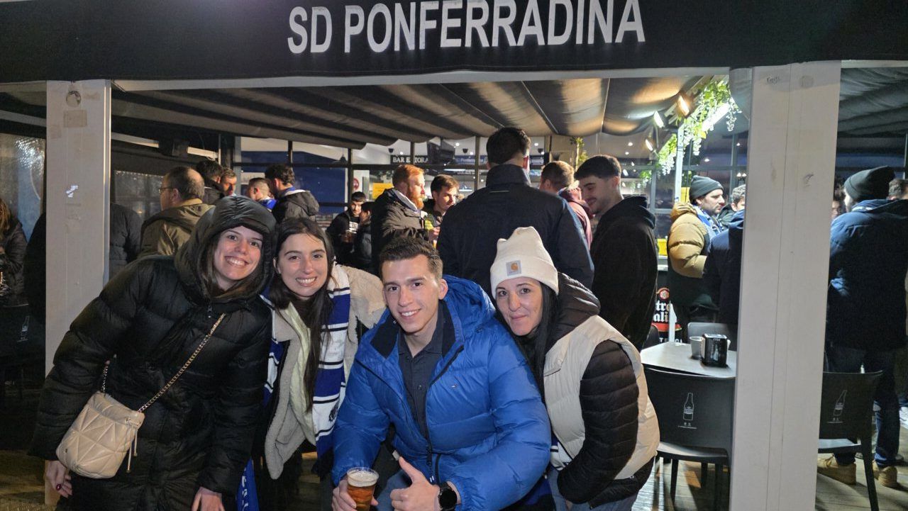 Grupo de aficionados de SD Ponferradina en un evento social