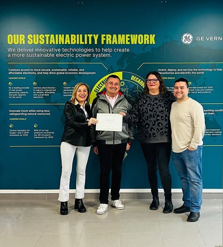 Entrega de cheque por iniciativa Céntimo Solidario de LM Wind Power