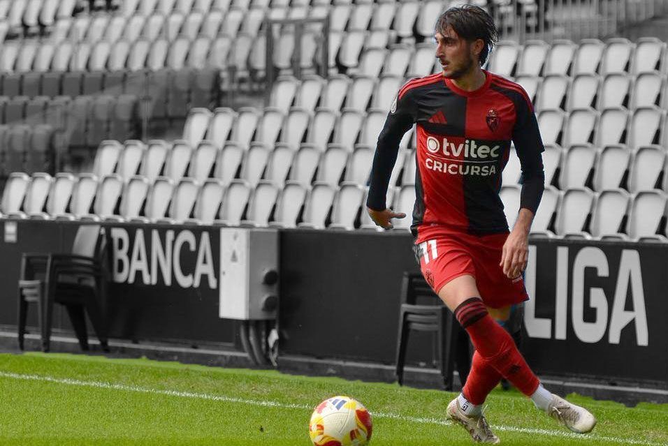 Álex Mula jugando para la SD Ponferradina en un partido de fútbol.