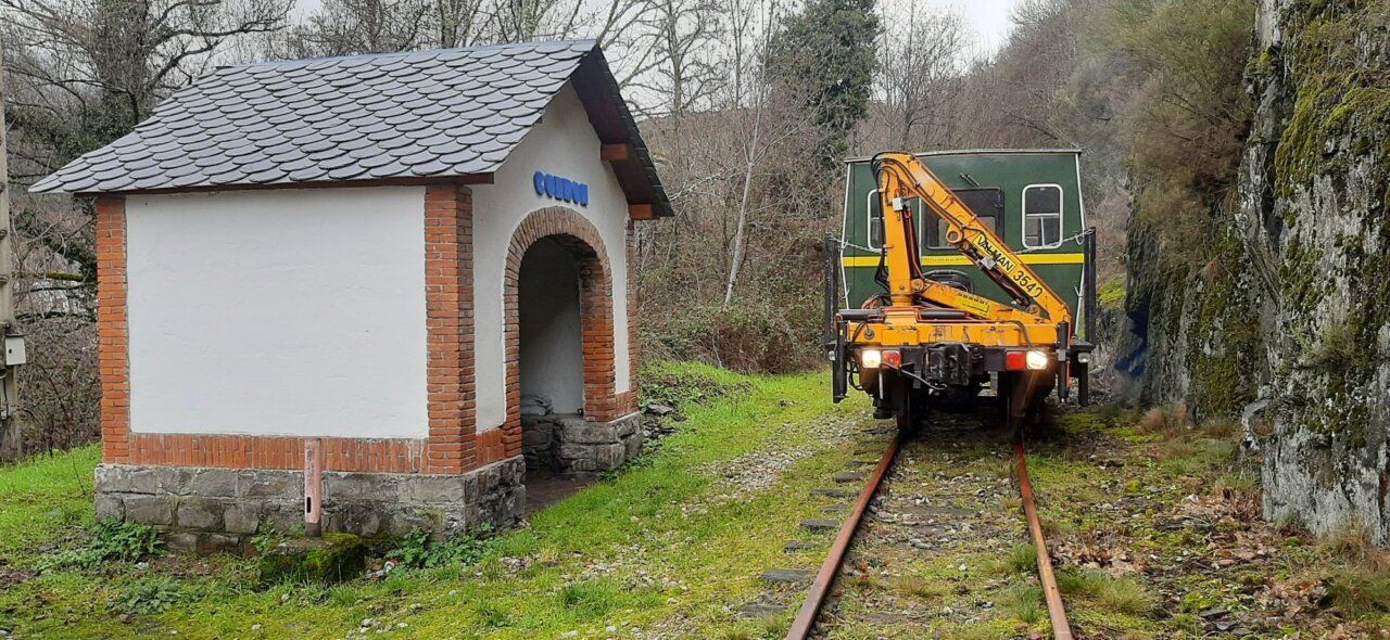 Apeadero de Corbón con un vehículo ferroviario en la vía