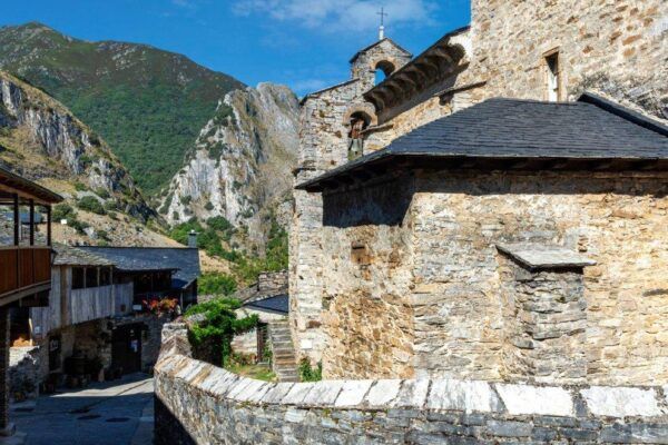 Iglesia mozárabe en Peñalba de Santiago rodeada de montañas