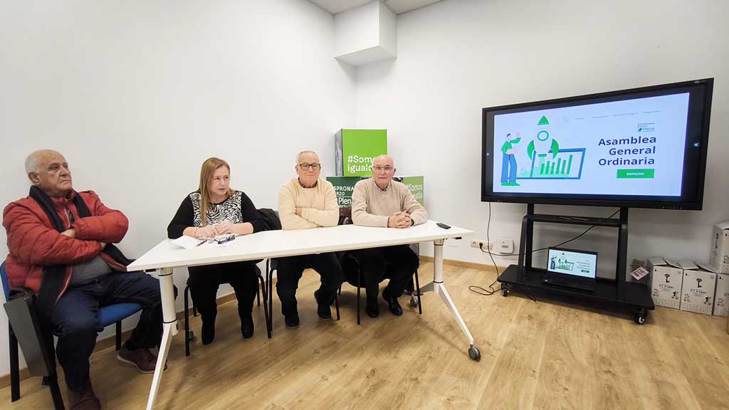 Reunión de la Asamblea General de Asprona Bierzo con presentadores y gráficos