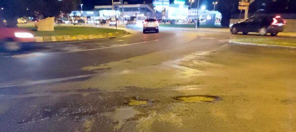 Estado del asfaltado en la rotonda de la avenida de la Libertad con baches visibles