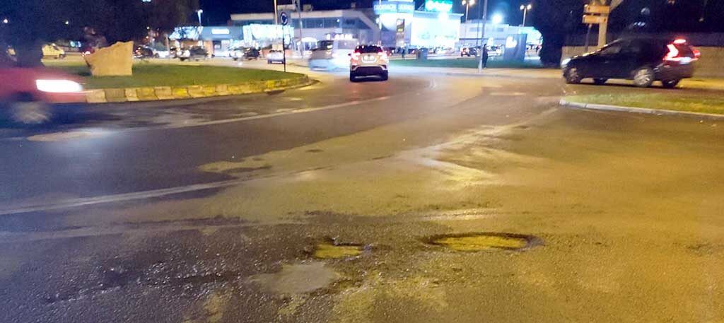 Estado del asfaltado en la rotonda de la avenida de la Libertad con baches visibles