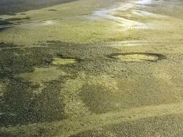 Bache en el asfalto de la rotonda de la avenida de la Libertad