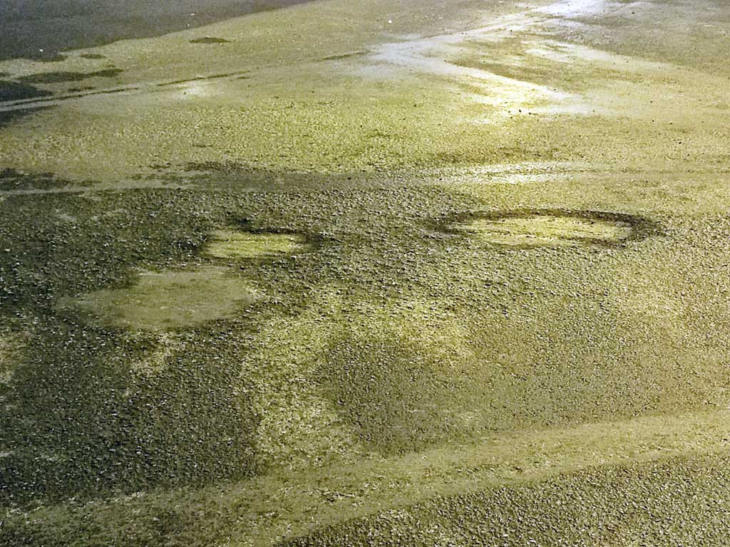Bache en el asfalto de la rotonda de la avenida de la Libertad