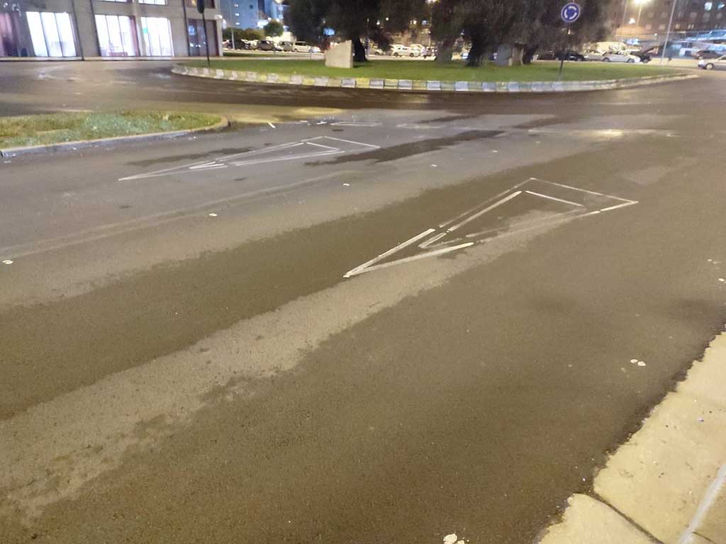 Rotonda de la avenida de la Libertad con señalización deficiente
