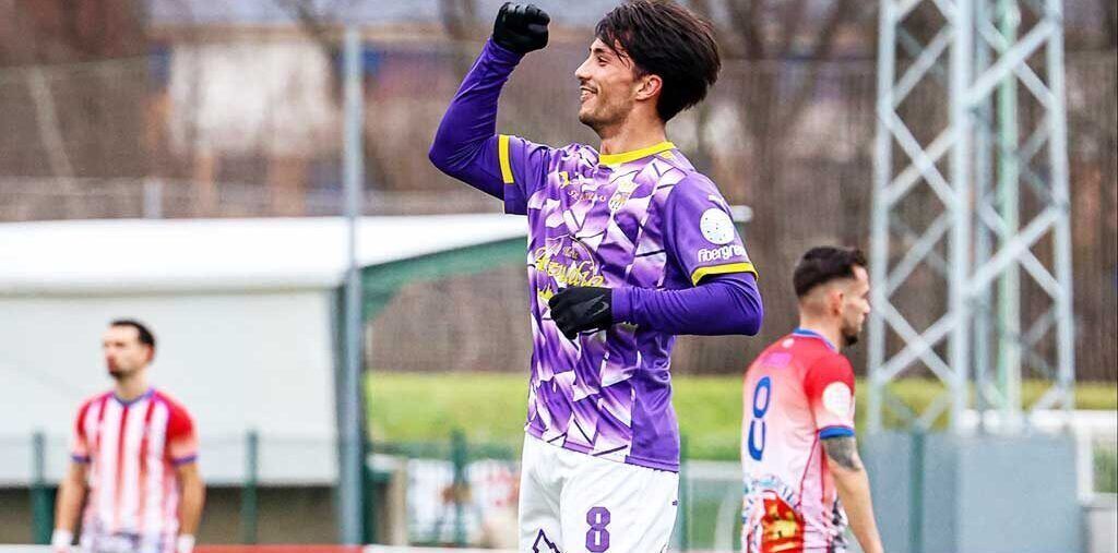 Jugador del Atlético Bembibre celebra un gol en el partido contra el Palencia CF