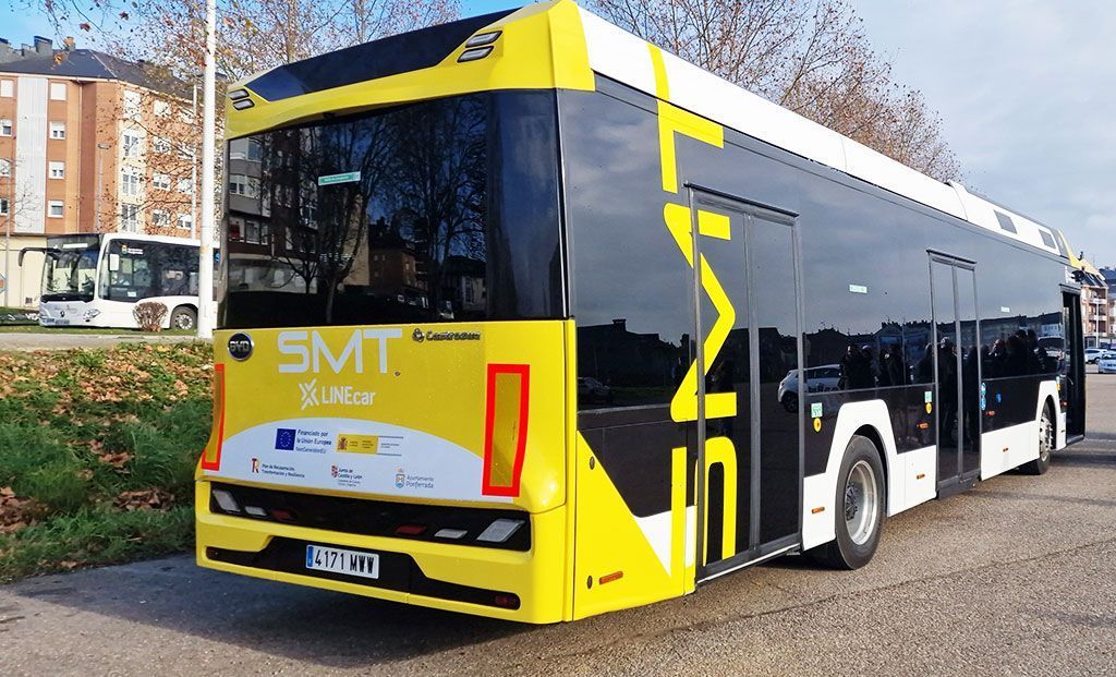 Autobús eléctrico de la línea SMT en Ponferrada estacionado en la calle.