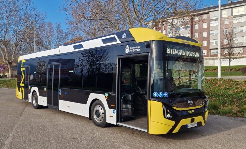 Autobús eléctrico en Ponferrada con diseño moderno y accesible