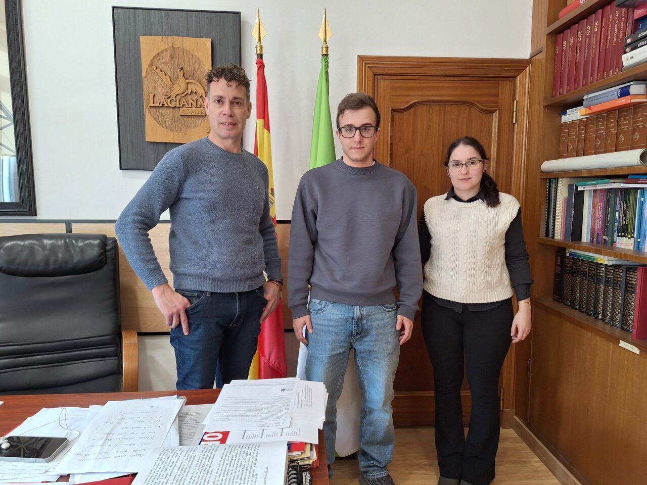 Tres personas en la oficina del Ayuntamiento de Villablino