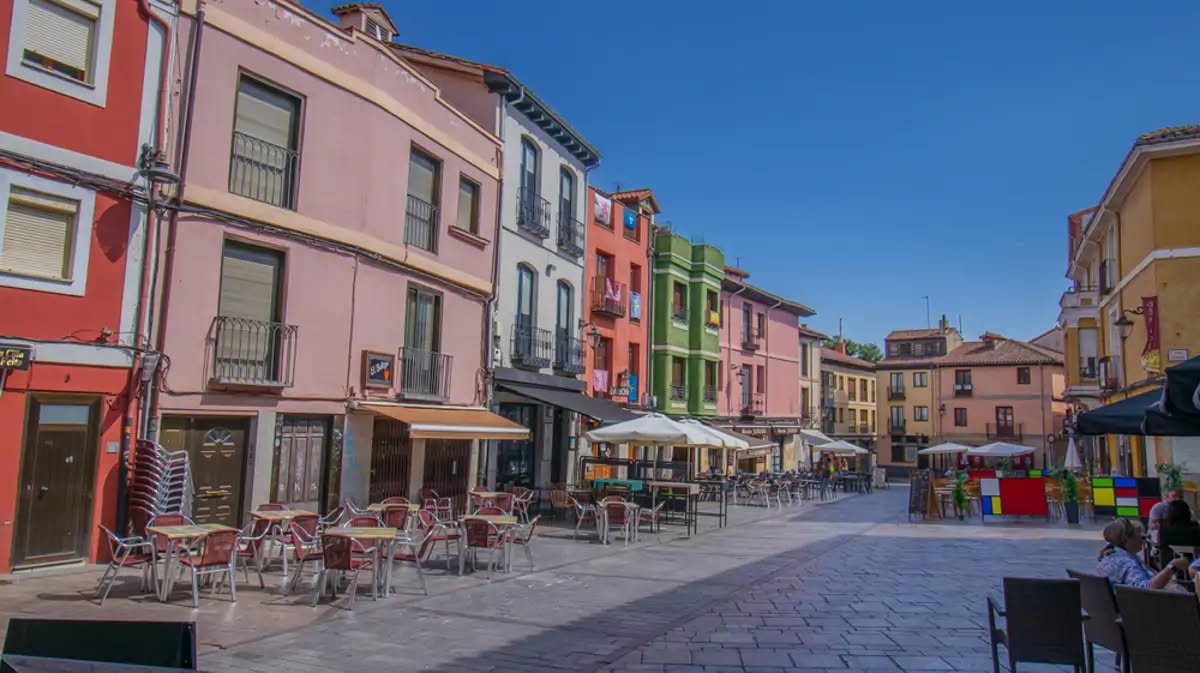Vista del Barrio Húmedo en León con bares y edificios coloridos