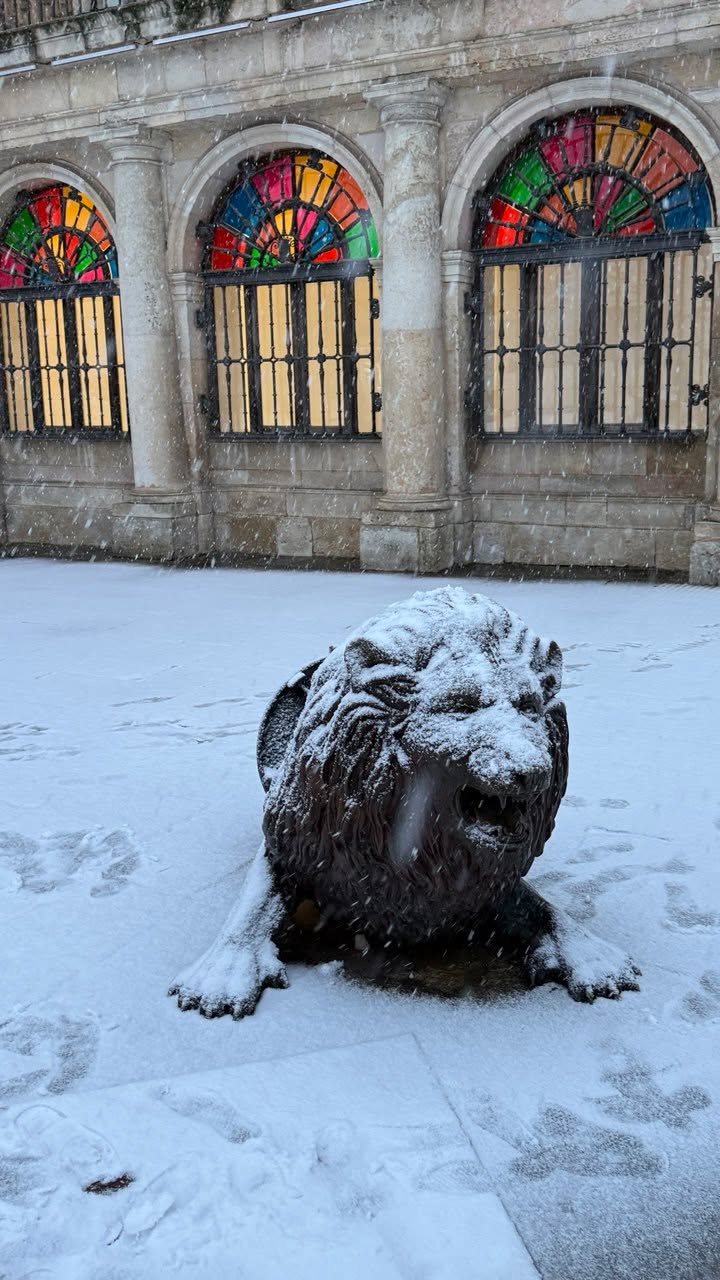 León de la Plaza de San Marcelo cubierto de nieve en invierno