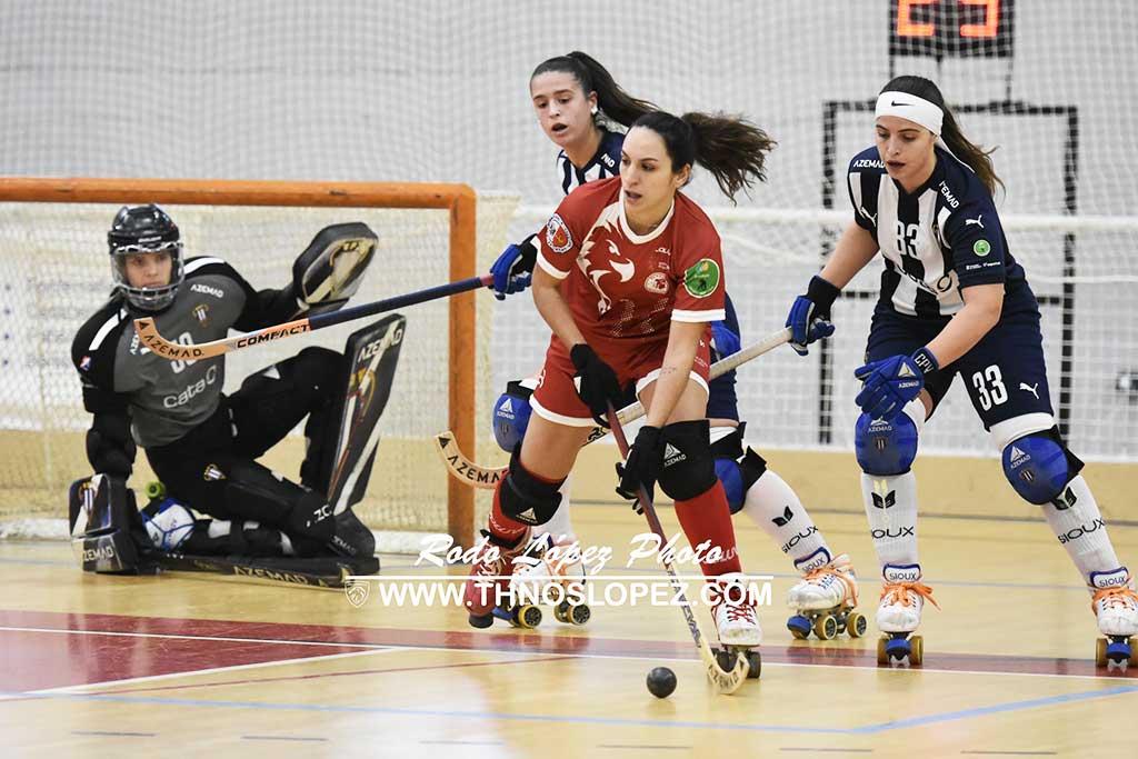 Jugadoras del Bembibre HC compiten contra el Voltregá en un partido de hockey