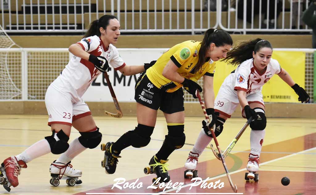Jugadoras de hockey sobre patines compitiendo en un partido