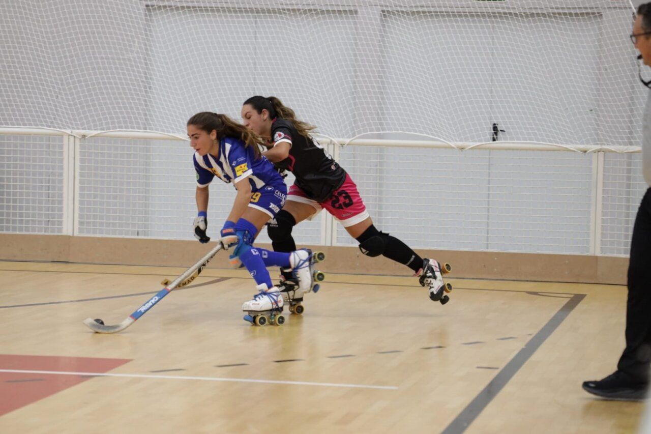 Jugadoras compitiendo en un partido de hockey sobre patines en Bembibre.
