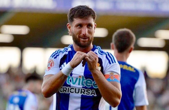 Borja Valle, capitán de la SD Ponferradina, en el campo durante un partido