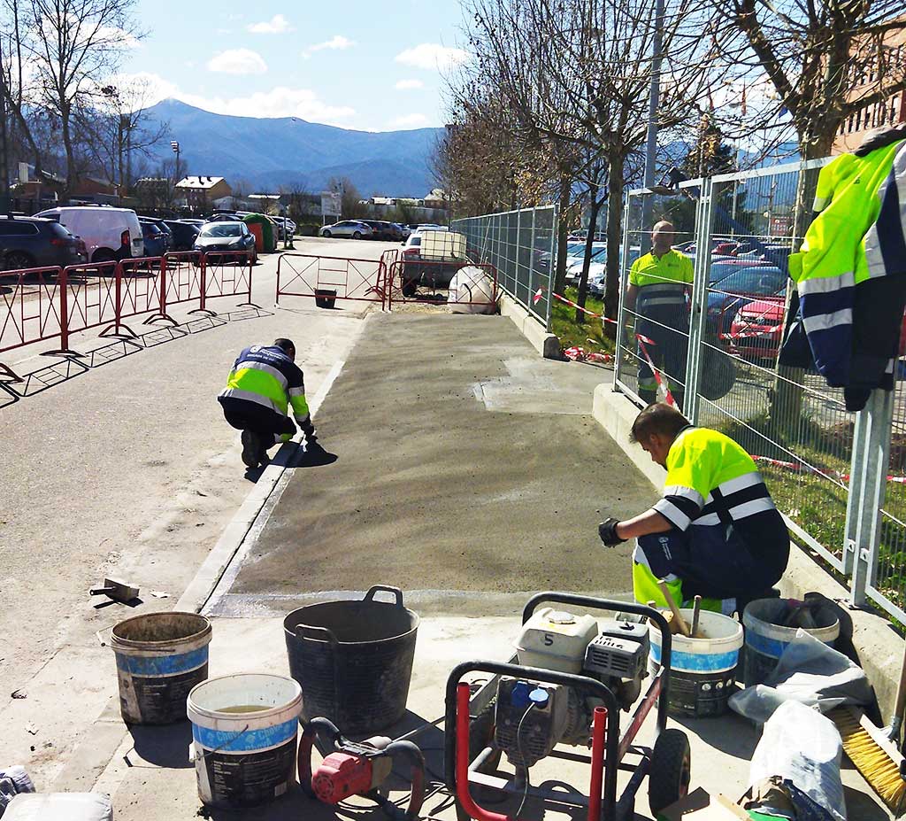 Trabajadores realizando mantenimiento de calzadas y aceras en Ponferrada