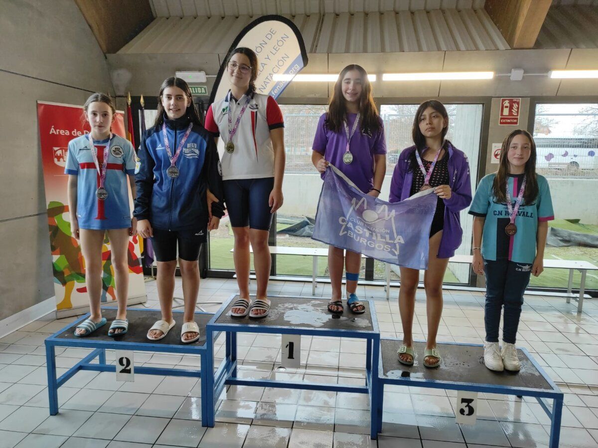 Nadadoras en el podio con medallas en el campeonato de natación