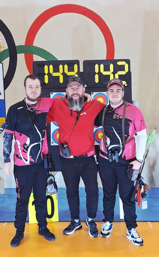 Alejandro y Héctor González Manuel celebrando su victoria en tiro con arco